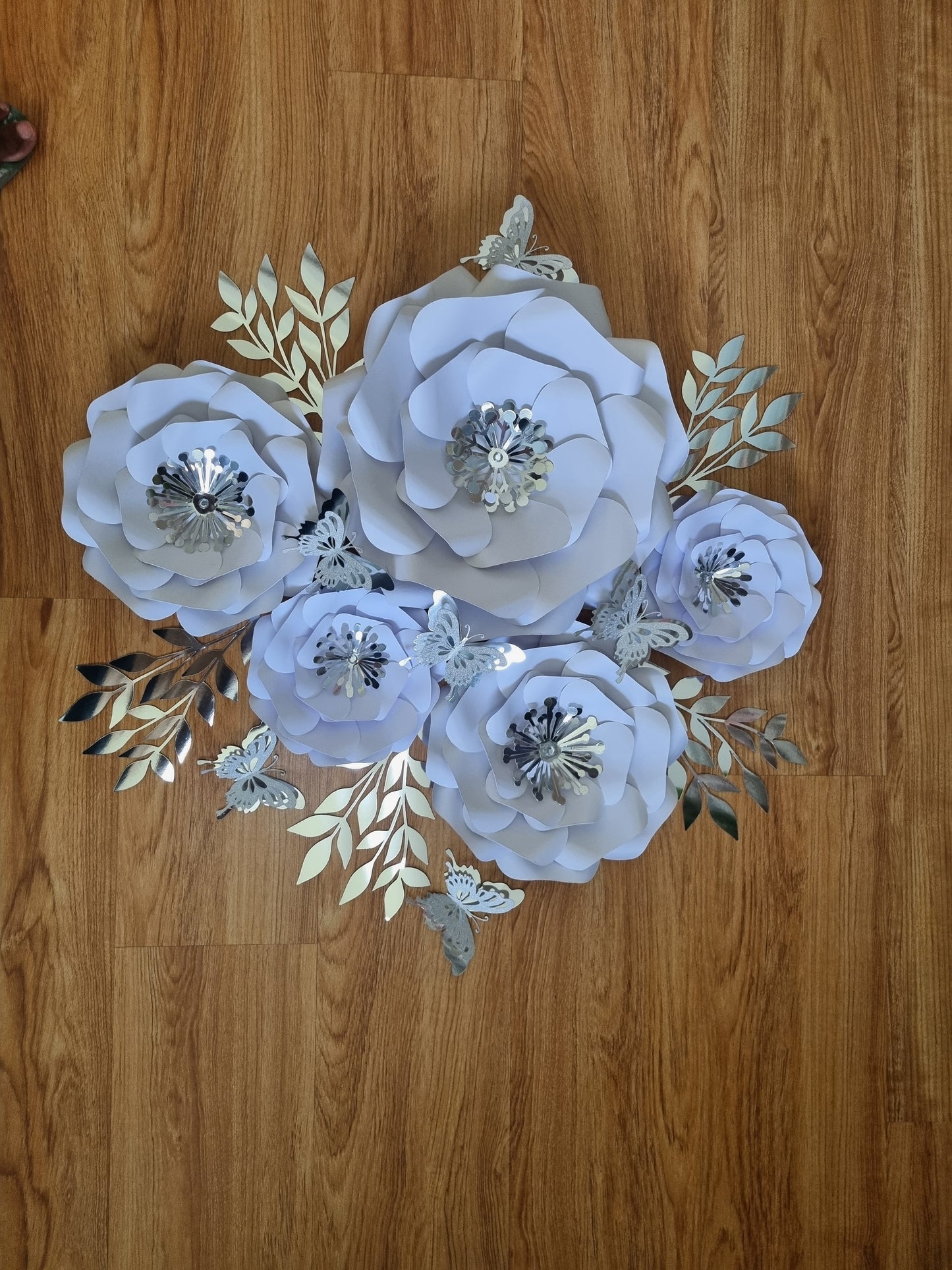 DO IT YOURSELF SET OF 5 PAPER FLOWERS WITH PAPER BUTTERFLIES AND LEAVES WHITE AND SILVER, Nursery paper flowers, nursery decor, paper flowers backdrop, birthday, baby shower