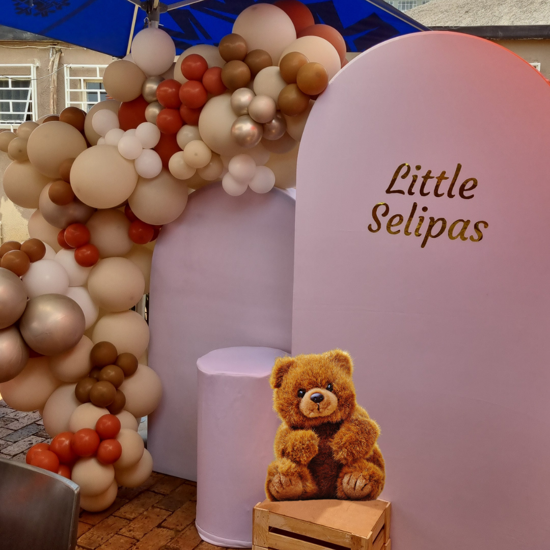 BROWN BEAR Double Chiara Backdrop with Organic Balloon Garland and Plinth