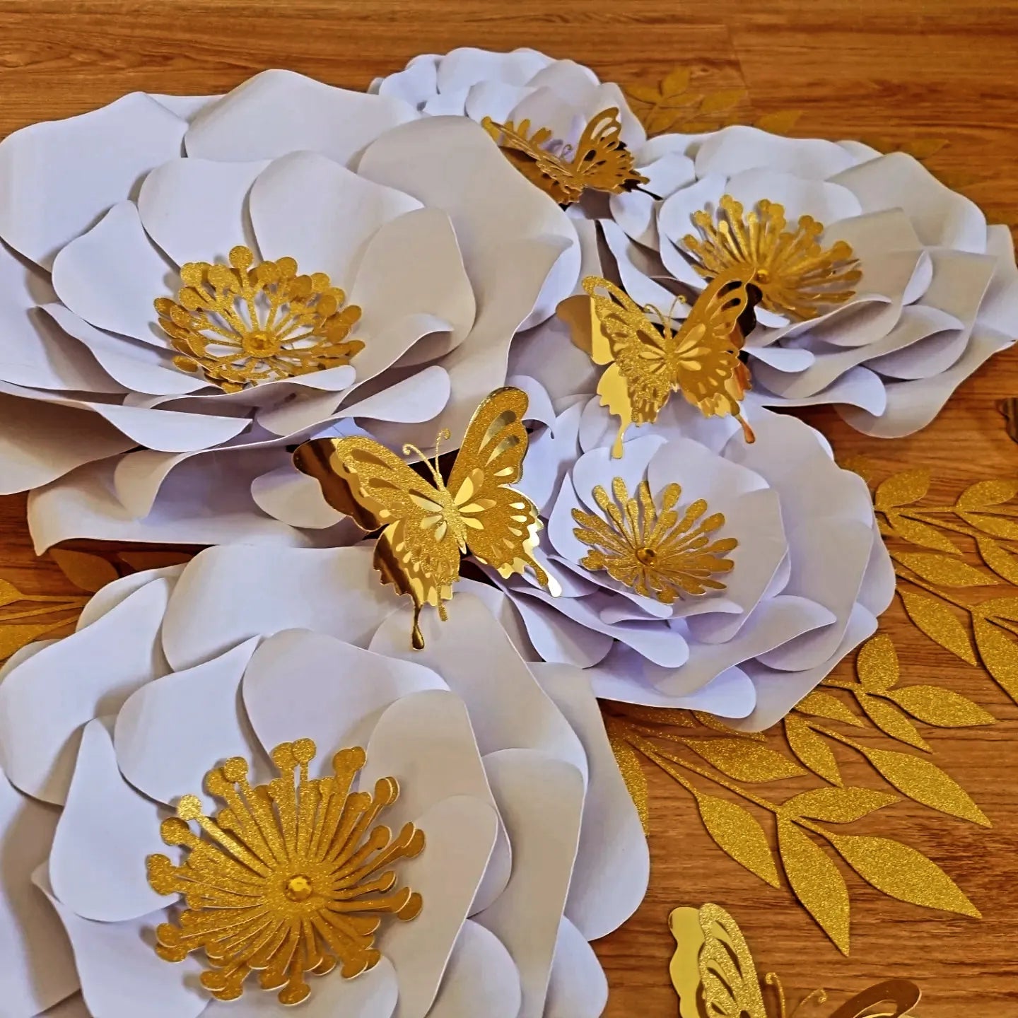 DO IT YOURSELF SET OF 5 PAPER FLOWERS WITH PAPER BUTTERFLIES AND LEAVES WHITE AND GOLD, Nursery paper flowers, nursery decor, paper flowers backdrop, birthday, baby shower