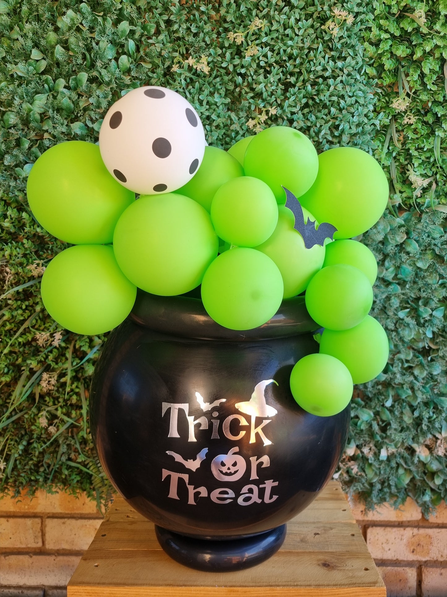 HALLOWEEN BALLOON CAULDRON