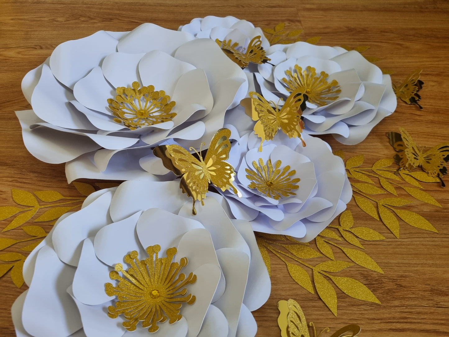 DO IT YOURSELF SET OF 5 PAPER FLOWERS WITH PAPER BUTTERFLIES AND LEAVES WHITE AND GOLD, Nursery paper flowers, nursery decor,  paper flowers backdrop, birthday, baby shower