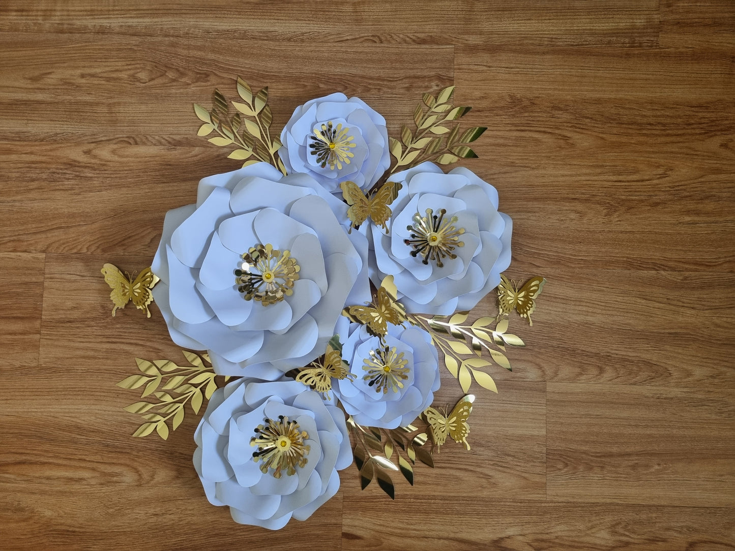 DO IT YOURSELF SET OF 5 PAPER FLOWERS WITH PAPER BUTTERFLIES AND LEAVES WHITE AND GOLD, Nursery paper flowers, nursery decor,  paper flowers backdrop, birthday, baby shower