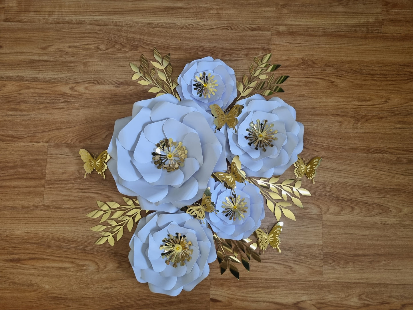 DO IT YOURSELF SET OF 5 PAPER FLOWERS WITH PAPER BUTTERFLIES AND LEAVES WHITE AND GOLD, Nursery paper flowers, nursery decor,  paper flowers backdrop, birthday, baby shower