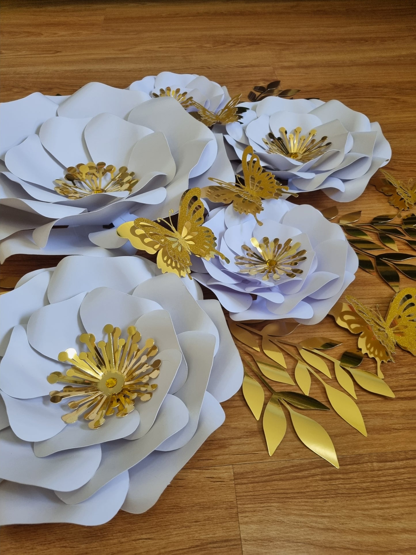 DO IT YOURSELF SET OF 5 PAPER FLOWERS WITH PAPER BUTTERFLIES AND LEAVES WHITE AND GOLD, Nursery paper flowers, nursery decor,  paper flowers backdrop, birthday, baby shower