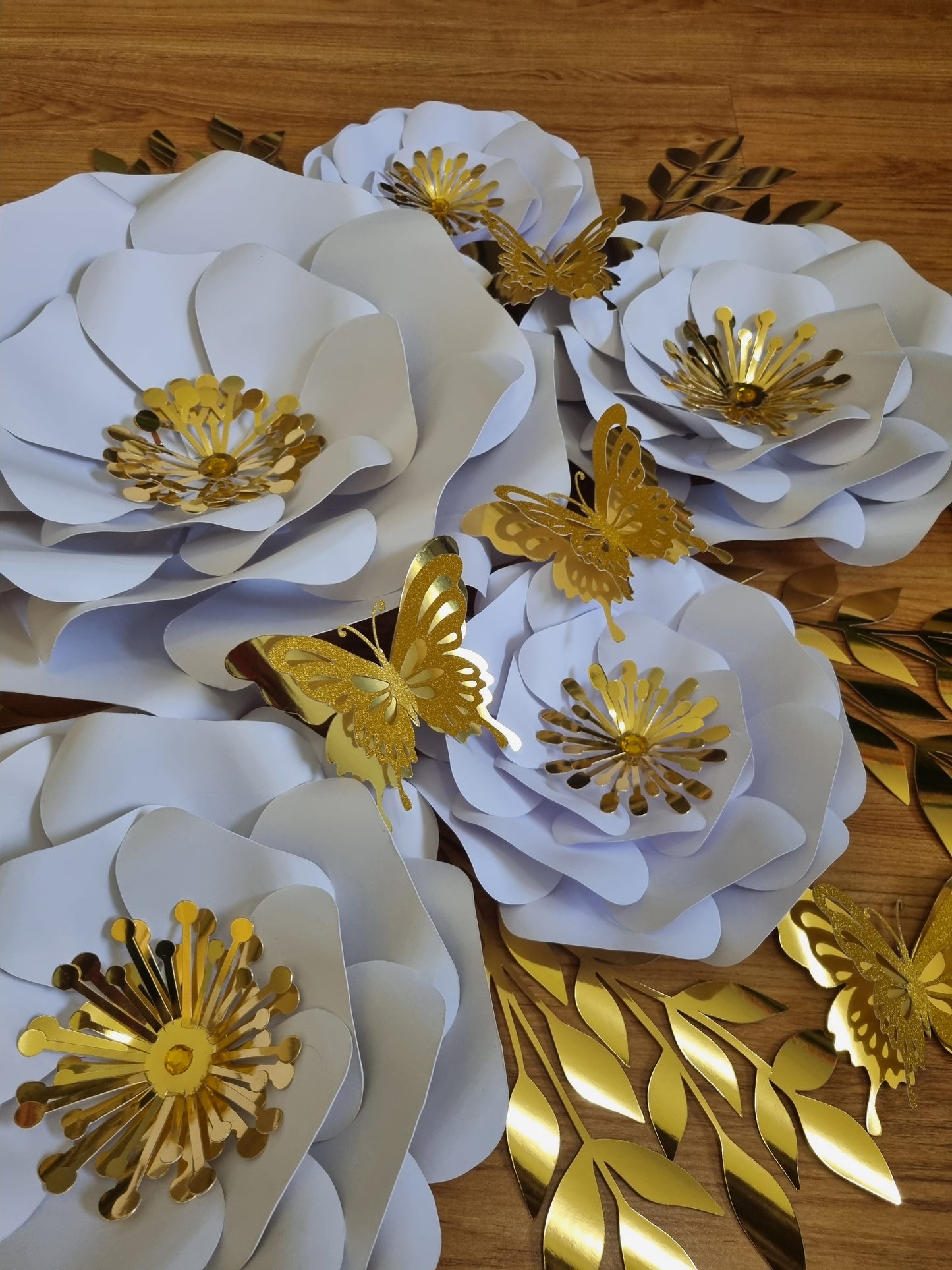 DO IT YOURSELF SET OF 5 PAPER FLOWERS WITH PAPER BUTTERFLIES AND LEAVES WHITE AND GOLD, Nursery paper flowers, nursery decor,  paper flowers backdrop, birthday, baby shower