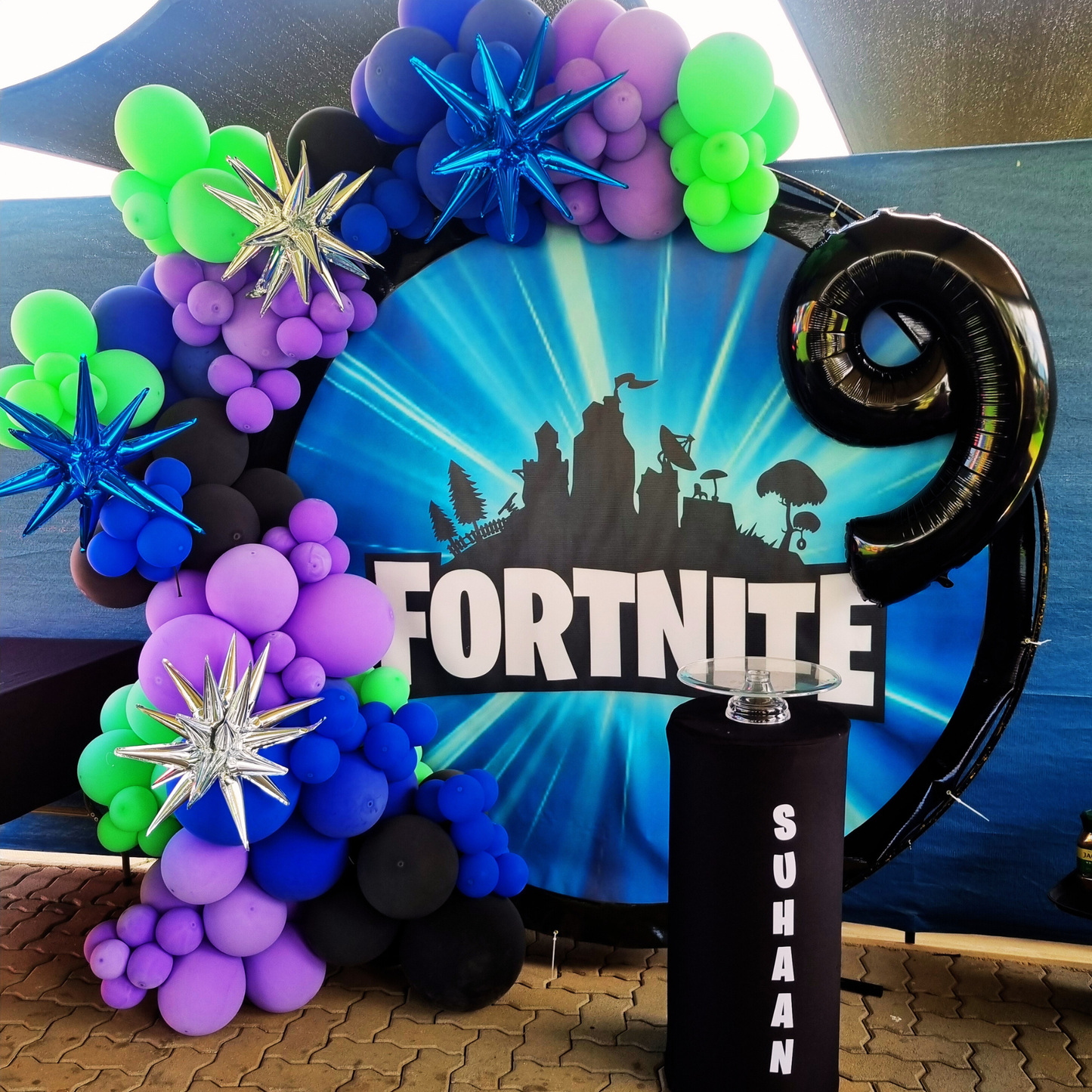 FORTNITE PARTY DECOR Round Backdrop Balloon Garland and Plinth