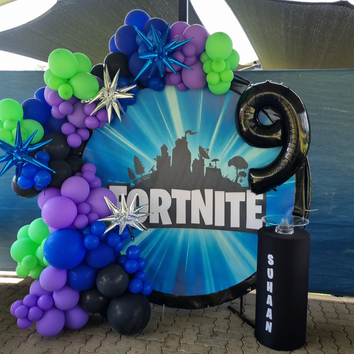 FORTNITE PARTY DECOR Round Backdrop Balloon Garland and Plinth